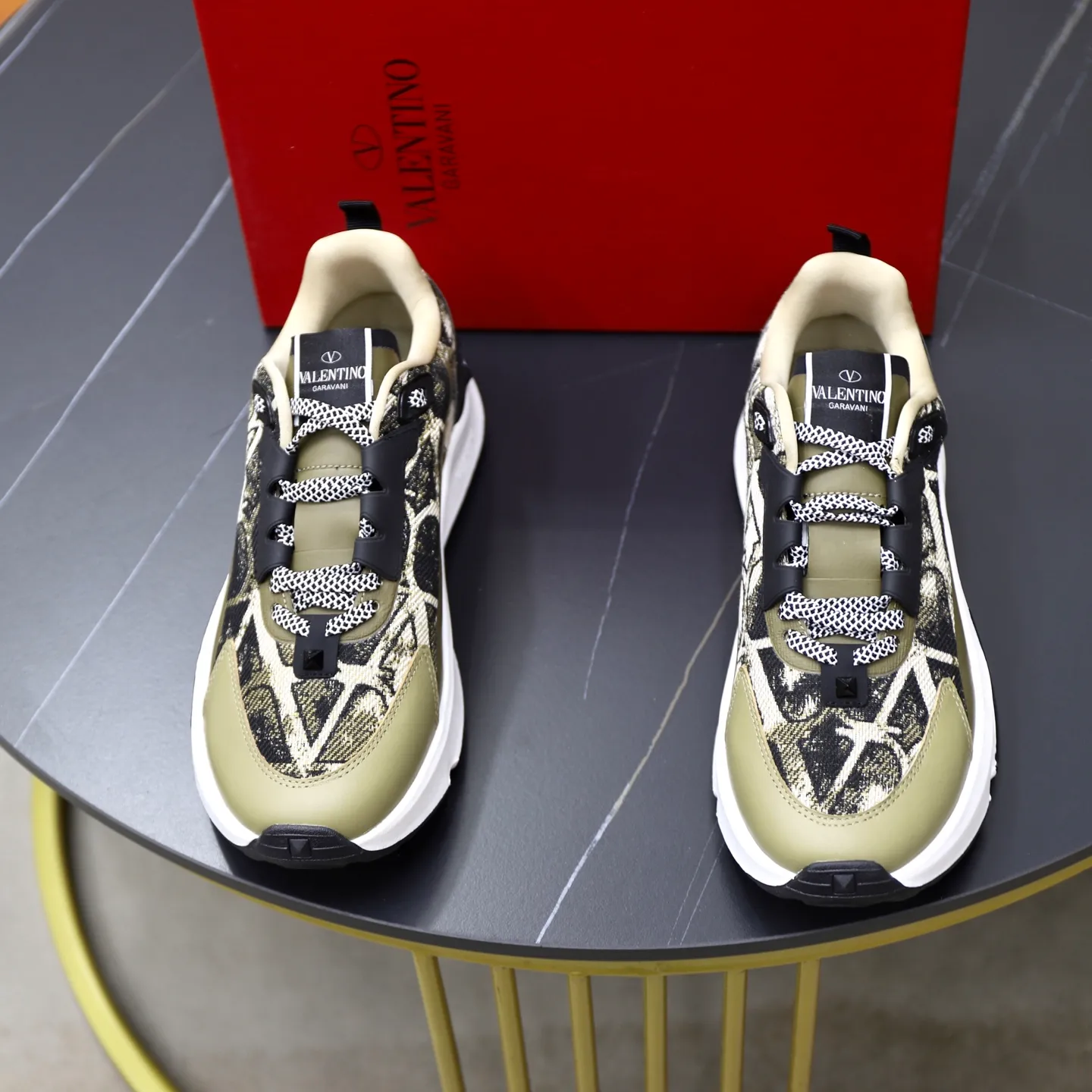 Ex-factory price: 520💰VALENTINO/Valentino Men's latest low-cut thick-soled sports shoes are shipped. Made with heavy industry, men's fine casual sports shoes, versatile style. Original leather, rubber lines embellished with geometric segmented uppers, hand-sewn with fine craftsmanship, novel and fashionable style, rubber soles with rivet details on the front and back, VALENTINO GARAVANI LOGO printed on the side, and Valentino Garavani decorative inlay on the tongue. Logo, comfortable, breathable and durable on the feet! Comes with full original packaging! Code number: 38-39-40-41-42-43-44 (45 can be customized)